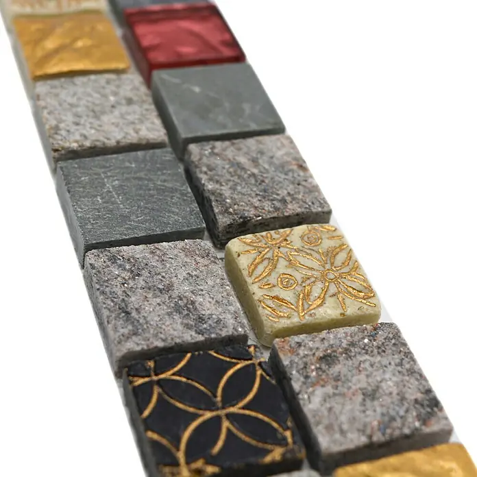 Fliesenbordüre YBO CR47 - 30 x 4,8 cm, Mix Grau/Schwarz/Gold, Glänzend - Nahaufnahme einer Reihe dekorativer Mosaikfliesen in verschiedenen Farben und Texturen, perfekt für Innenausstattungsprojekte.