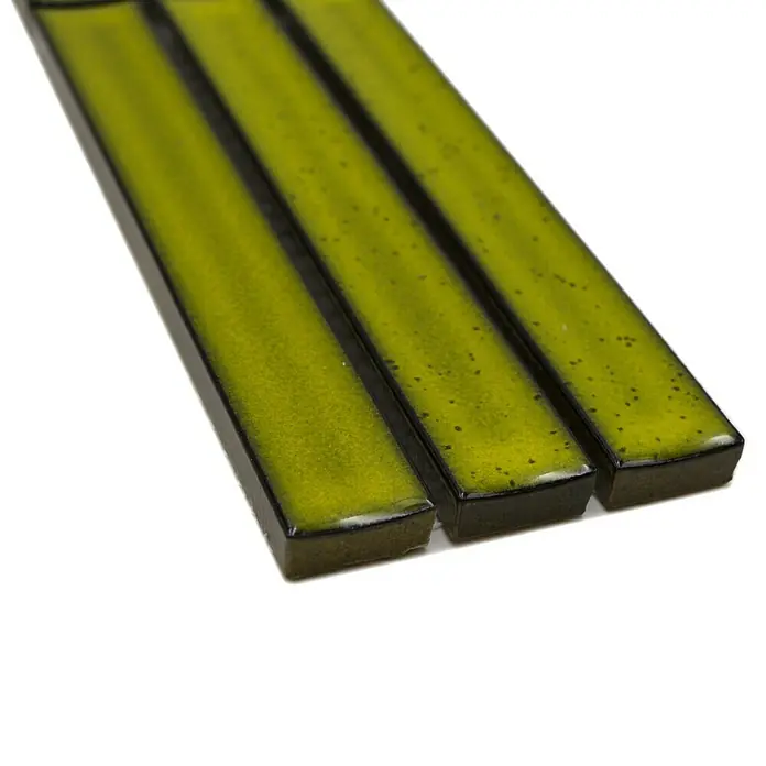 Fliesenbordüre YBO CS16 - 6,9 x 29,6 cm, Hellgrün, Glänzend - Drei rechteckige lindgrüne Keramikfliesen mit glänzender, gesprenkelter Oberfläche.