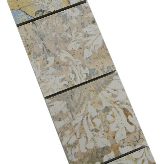 Fliesenbordüre YBO CS71MLC - 29 x 7,1 cm, Bunt, Matt - Nahaufnahme von beigen, rechteckigen Wandfliesen mit einem eleganten, weiß-grauen Blumenmuster. Ideal für stilvolle Bad- und Küchengestaltungen.