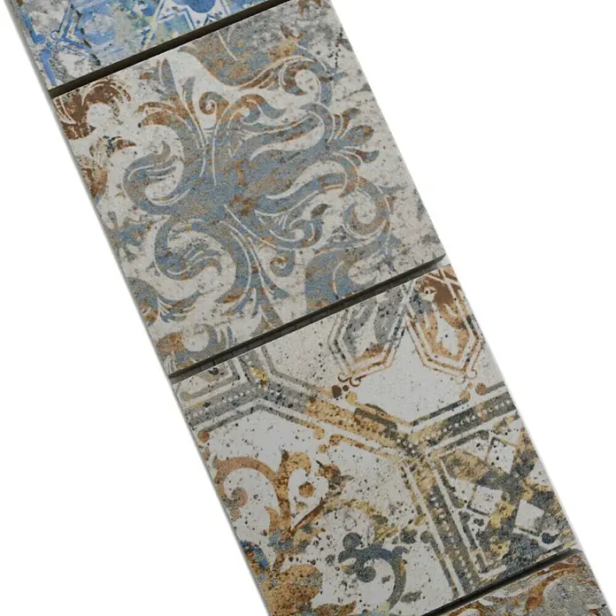 Fliesenbordüre Vestige YBO CV71MSC - 29 x 7,1 cm, Bunt, Matt - Nahaufnahme von dekorativen Wandfliesen mit einem verzierten Muster in blauen und braunen Farbtönen. Ideal für stilvolle Inneneinrichtung.