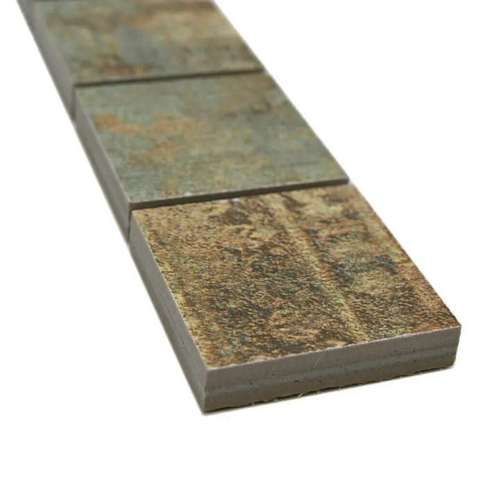 Fliesenbordüre YBO CB47BBG - 29,5 x 4,7 cm, Mix Beige/Braun/Grün, Matt - Nahaufnahme eines Musters aus braunen und grünen Mosaikfliesen, das eine rustikale und natürliche Textur für die Wandgestaltung zeigt.