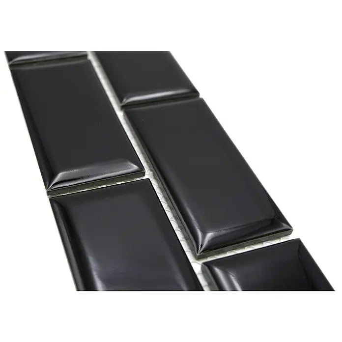 Fliesenbordüre YBO M01B - 4,5 x 29,5 cm, Schwarz, Glänzend - Nahaufnahme von glänzenden schwarzen Metrofliesen, die ein stilvolles und modernes Design für Wände oder Böden bieten.