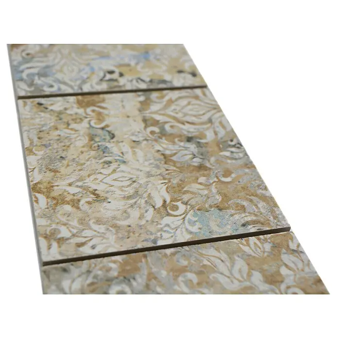 Fliesenbordüre YBO CS95MLC - 29 x 9,5 cm, Bunt, Matt - Nahaufnahme von dekorativen Wandfliesen in Beige, Weiß und Blautönen, ideal für stilvolle Innenräume.