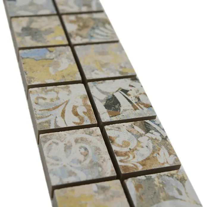 Fliesenbordüre YBO CS25MLC - 29,5 x 5,2 cm, Bunt, Matt - Nahaufnahme von dekorativen Mosaikfliesen mit floralen Mustern und antikem Finish, ideal für stilvolle Innenräume.