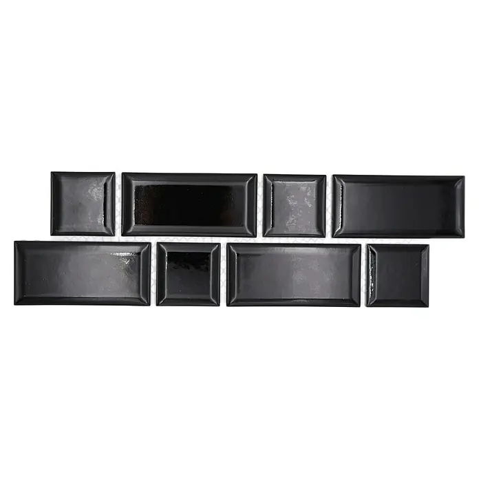 Fliesenbordüre Uni YBO M02BM - 4,5 x 29,4 cm, Schwarz, Glänzend - Nahaufnahme eines schwarzen Metrofliesenmusters, das ein stilvolles und modernes Design für Wände und Oberflächen zeigt.