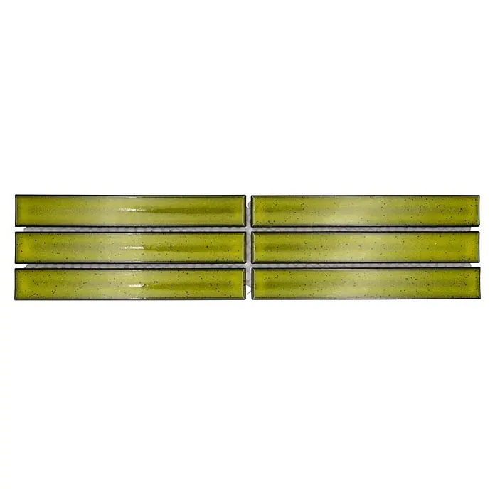 Fliesenbordüre YBO CS16 - 6,9 x 29,6 cm, Hellgrün, Glänzend - Detailaufnahme einer Reihe von länglichen, gelb-grünen Mosaikfliesen mit einer dezenten Fleckenmusterung, ideal für moderne Wandgestaltungen.