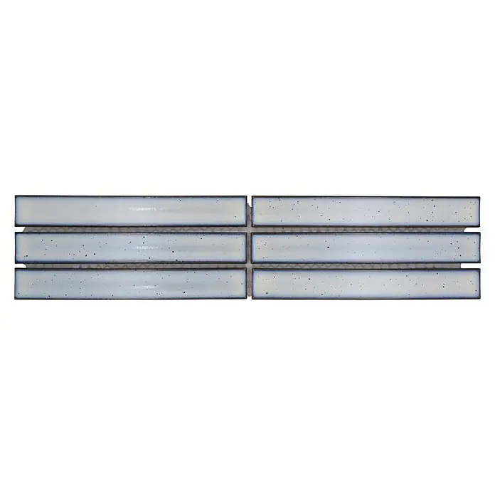 Fliesenbordüre YBO CS66 - 6,9 x 29,6 cm, Weß, Glänzend - Nahaufnahme von sechs hellblauen, rechteckigen Wandfliesen mit dunklen Sprenkeln und einem dunkelblauen Rand auf einem Netz.