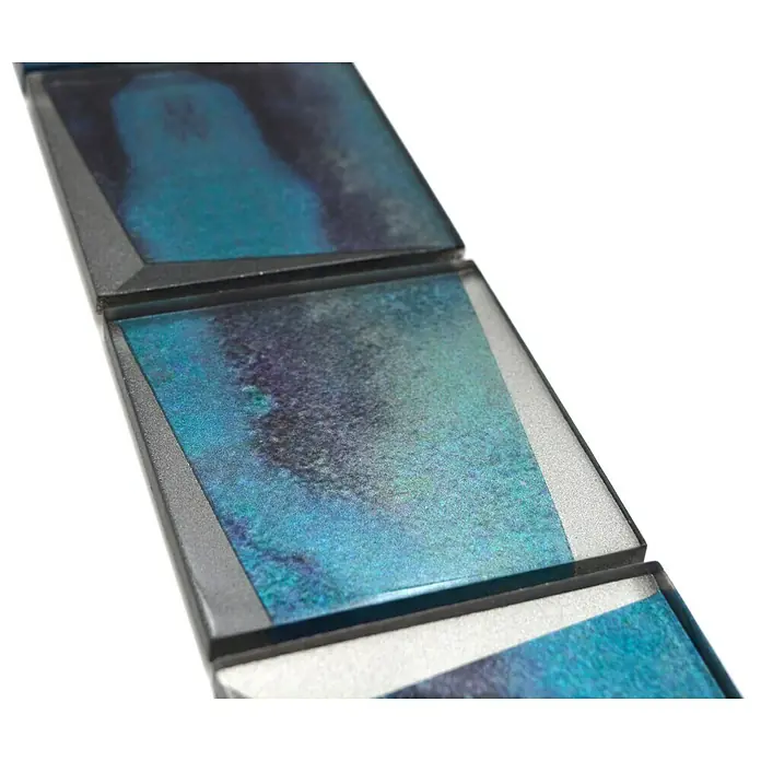 Fliesenbordüre YBO B10 - 30 x 7,3 cm, Blau, Glänzend - Nahaufnahme einer Reihe von schimmernden, blaugrünen Glasmosaikfliesen mit grauen Fugenlinien, die ein modernes und künstlerisches Design zeigen.
