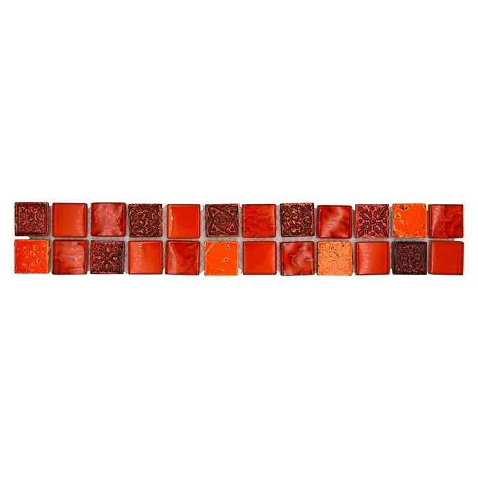 Fliesenbordüre YBO CB30 - 30 x 4,8 cm, Mix Rot, Glänzend - Nahaufnahme von rot-orangen Glasmosaikfliesen mit verschiedenen Mustern und Texturen, ideal für dekorative Wand- und Bodenbeläge.