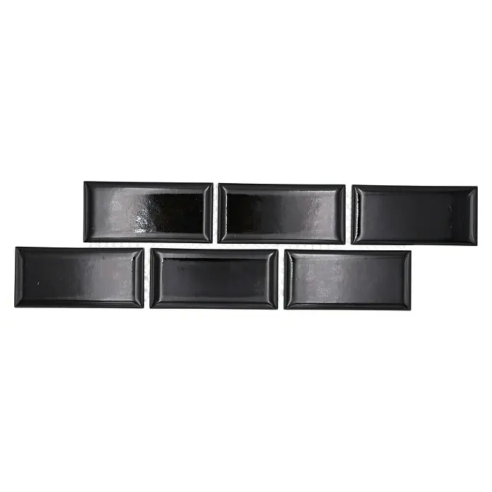 Fliesenbordüre YBO M01B - 4,5 x 29,5 cm, Schwarz, Glänzend - Nahaufnahme der glänzenden schwarzen Subway-Fliesen, die auf einem Netz angeordnet sind, perfekt für ein elegantes Küchendesign.