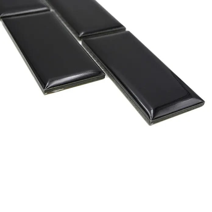 Fliesenbordüre YBO M01B - 4,5 x 29,5 cm, Schwarz, Glänzend - Nahaufnahme von glänzenden, schwarzen Subway Fliesen. Ideal für Küchenrückwände und Badezimmerwände mit modernem, elegantem Look.