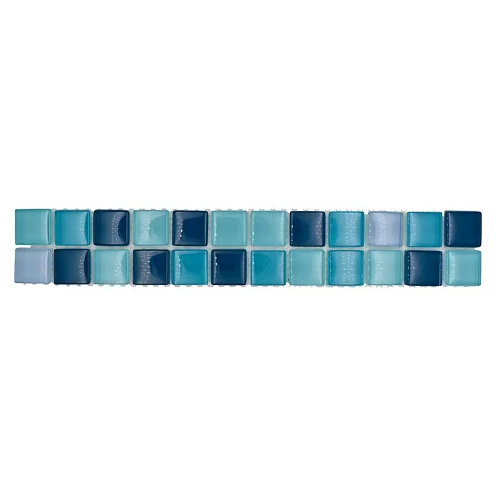 Fliesenbordüre YBO 8SE95 - 4,8 x 30 cm, Mix Blau/Petrol, Glänzend - Mosaikfliesen in verschiedenen Blau- und Türkistönen, ideal für Bad und Küche. Die Glasfliesen schaffen ein lebendiges, maritimes Flair.