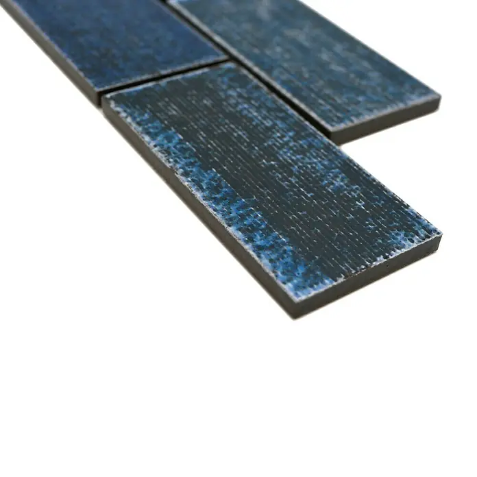 Fliesenbordüre YBO KAS8 - 4,7 x 29,7 cm, Grün/Blau, Glänzend - Nahaufnahme von blauen, rechteckigen Mosaikfliesen mit einzigartigen Texturen, ideal für stilvolle Wand- und Bodengestaltungen.