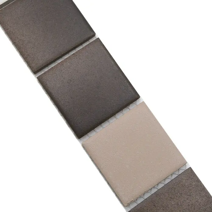 Fliesenbordüre YBO CD218 - 4,8 x 30,6 cm, Mix Grau, Matt - Nahaufnahme von braunen und beigen Keramikmosaikfliesen, ideal für Bad- und Küchengestaltungen, die eine elegante und moderne Note verleihen.
