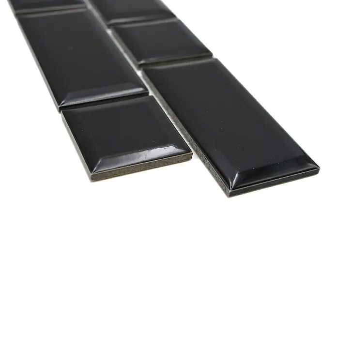 Fliesenbordüre Uni YBO M02BM - 4,5 x 29,4 cm, Schwarz, Glänzend - Nahaufnahme von glänzenden schwarzen Fliesen.