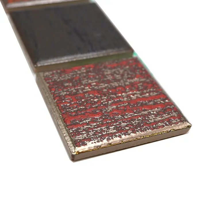 Fliesenbordüre Orient Color YBO CDAUBIS - 5 x 31,6 cm, Mix Braun/Grau, Matt - Nahaufnahme eines dekorativen Mosaikstreifens mit rotem und schwarzem Farbmuster, ideal für Innenarchitekturprojekte.