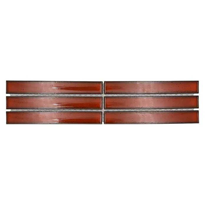 Fliesenbordüre YBO CS56 - 6,9 x 29,6 cm, Rot, Glänzend - Dieses Bild zeigt eine Nahaufnahme von sechs länglichen, kupferfarbenen Fliesen, die auf einem Netz montiert sind und ein einzigartiges Muster bilden.