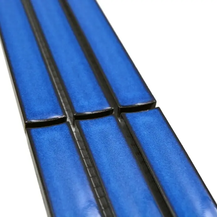 Fliesenbordüre YBO CS46 - 6,9 x 29,6 cm, Blau, Glänzend - Nahaufnahme von blauen Glasmosaikfliesen, die sich perfekt für moderne Küchendekorationen oder als auffällige Bordüre eignen.