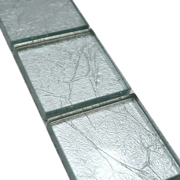 Fliesenbordüre Struktur YBO 8SB26 - 30 x 4,8 cm, Silber, Glänzend - Nahaufnahme von Glasmosaikfliesen mit einem filigranen, silberfarbenen Muster, ideal für stilvolle Wand- und Bodengestaltungen.