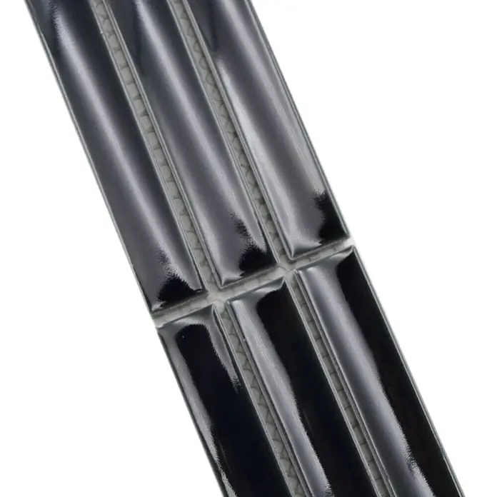 Fliesenbordüre YBO CS36 - 6,9 x 29,6 cm, Schwarz, Glänzend - Nahaufnahme von glänzenden, schwarzen Keramikfliesen im Querformat, die ein modernes und elegantes Design für Innenräume bieten.
