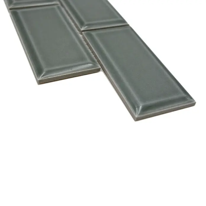 Fliesenbordüre YBO M05P - 4,5 x 29,5 cm, Petrol, Glänzend - Nahaufnahme von glänzend grauen, länglichen Wandfliesen, die elegant und modern wirken. Ideal für stilvolle Badezimmer- oder Küchengestaltungen.
