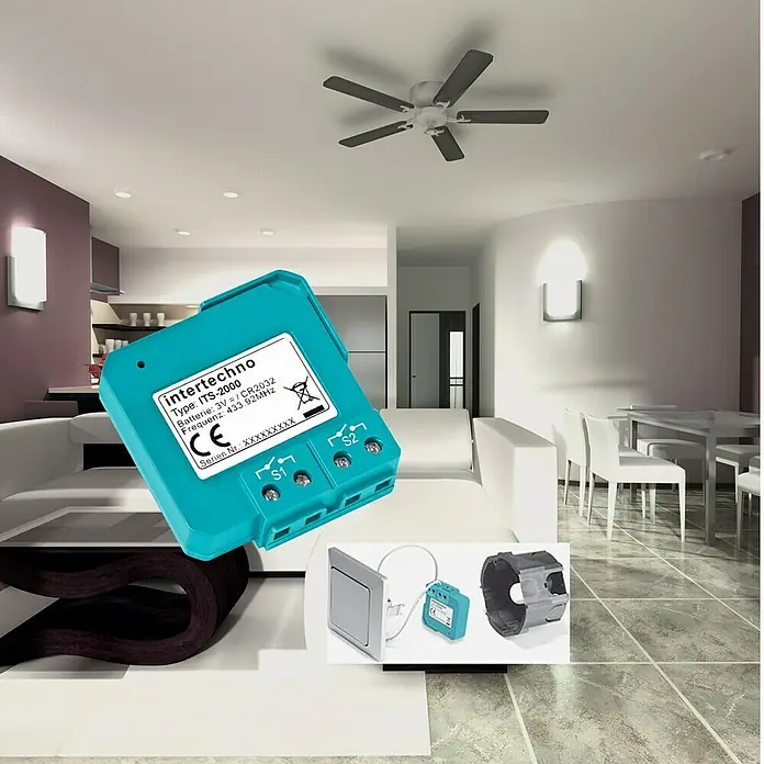 Intertechno Funk-Twinsender ITS-2000 - Blau - Nahaufnahme eines Intertechno ITS-2000 Funk-Schaltmoduls in einem modernen Wohnraum mit Deckenventilator, ideal zur Hausautomation.