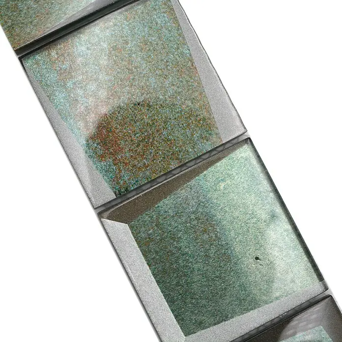 Fliesenbordüre YBO G20 - 30 x 7,3 cm, Grün, Glänzend - Detailaufnahme einer Mosaikfliese mit schimmernden Grün- und Brauntönen, ideal für stilvolle Wandgestaltungen.