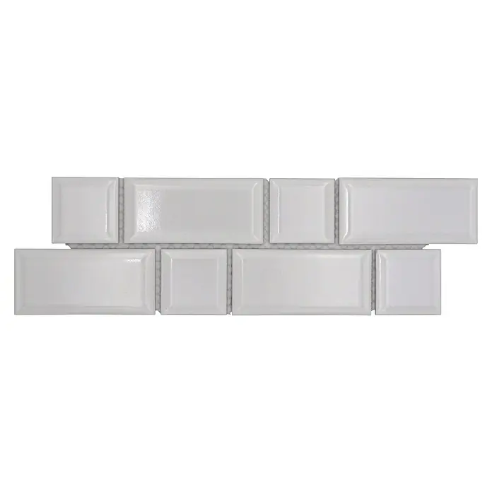 Fliesenbordüre Uni YBO M06PM - 4,5 x 29,4 cm, Weiß, Glänzend - Nahaufnahme von weißen Keramikfliesen im rechteckigen und quadratischen Format mit glänzender Oberfläche und abgerundeten Kanten.