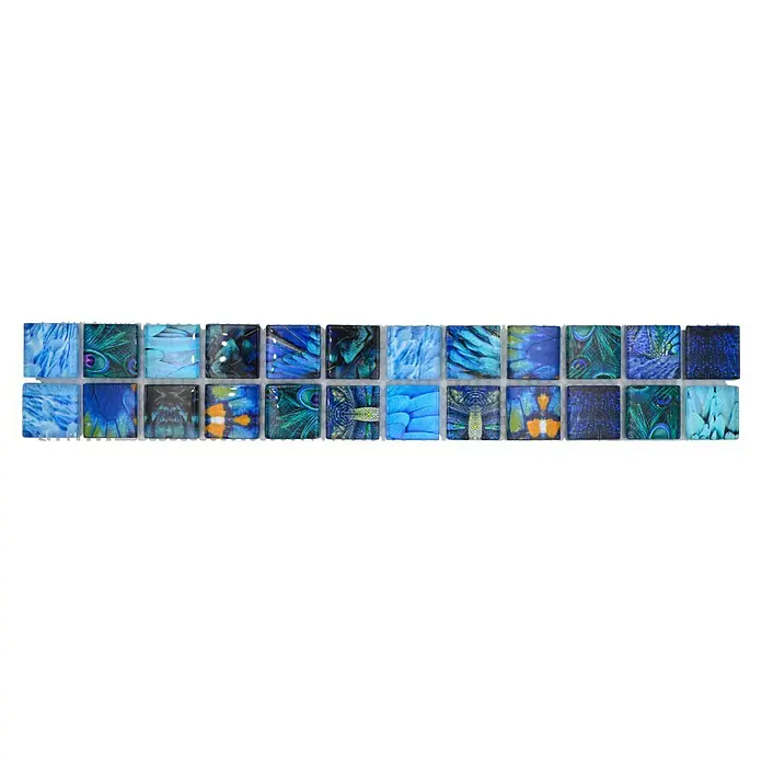 Fliesenbordüre Wildlife YBO WL74 - 29,8 x 4,8 cm, Blau, Glänzend - Ein Mosaikfliese mit schillernden blauen und grünen Federdesigns, die einem Raum einen Hauch von Eleganz verleiht.