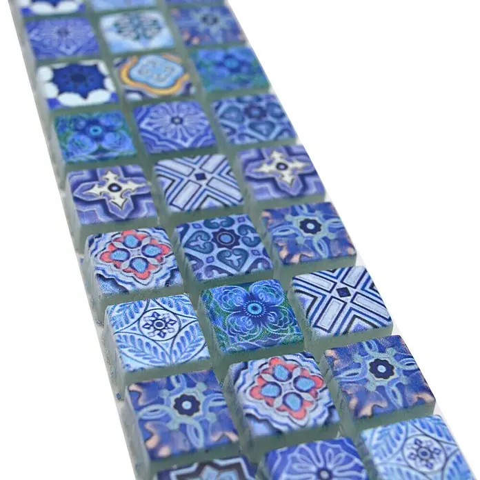 Fliesenbordüre YBO RB33 - 30 x 4,8 cm, Blau, Glänzend - Nahaufnahme einer Reihe von blauen Mosaikfliesen mit unterschiedlichen dekorativen Mustern.
