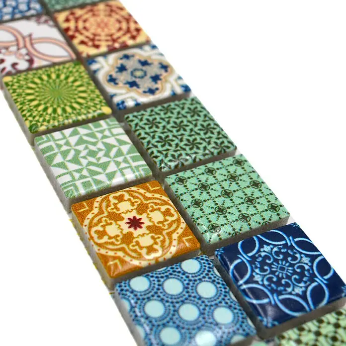 Fliesenbordüre YBO RETRO - 4,8 x 30 cm, Bunt, Matt - Nahaufnahme einer Reihe dekorativer, quadratischer Mosaikfliesen mit verschiedenen Mustern und Farben, ideal für kreative Wandgestaltungen.
