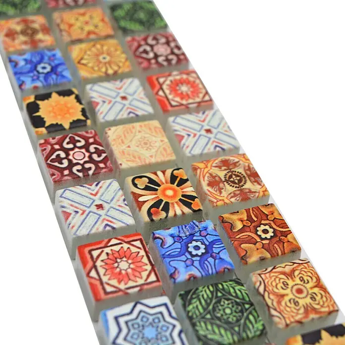 Fliesenbordüre YBO RB83 - 30 x 4,8 cm, Bunt, Glänzend - Nahaufnahme einer Reihe von kleinen, bunten Mosaikfliesen mit verschiedenen Mustern, ideal für kreative Bastelprojekte.