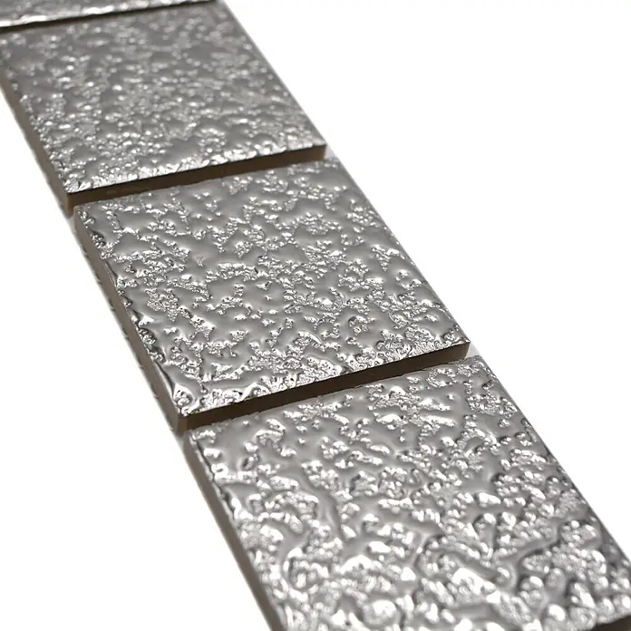 Fliesenbordüre Gehämmert YBO SB595 - 4,8 x 30,6 cm, Silber, Glänzend - Nahaufnahme von silberfarbenen Mosaikfliesen mit strukturierter Oberfläche. Ideal für moderne Wandgestaltung im Innenbereich.