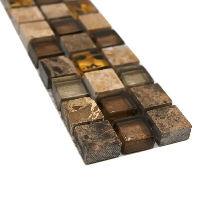 Fliesenbordüre YBO M790 - 30 x 4,8 cm, Mix Beige/Braun, Glänzend - Nahaufnahme von quadratischen Mosaikfliesen in verschiedenen Braun- und Beigetönen, ideal für stilvolle Wand- und Bodengestaltungen.