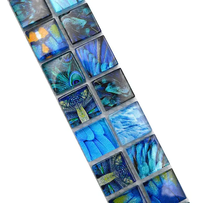 Fliesenbordüre Wildlife YBO WL74 - 29,8 x 4,8 cm, Blau, Glänzend - Nahaufnahme von dekorativen blauen Glasmosaikfliesen mit schimmernden Mustern, die jedem Raum einen Hauch von Eleganz verleihen.