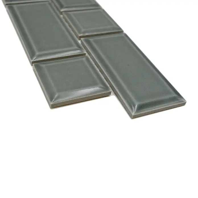 Fliesenbordüre Uni YBO M06PM - 4,5 x 29,4 cm, Petrol, Glänzend - Nahaufnahme von grauen Keramikfliesen in verschiedenen Formen, ideal für moderne Bad- oder Küchengestaltung.