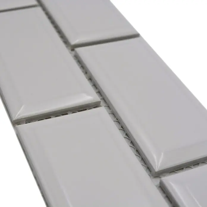 Fliesenbordüre YBO M07W - 4,5 x 29,5 cm, Weiß, Glänzend - Nahaufnahme von weißen, glänzenden Metrofliesen, die ein modernes und sauberes Design für Wände und Böden bieten.