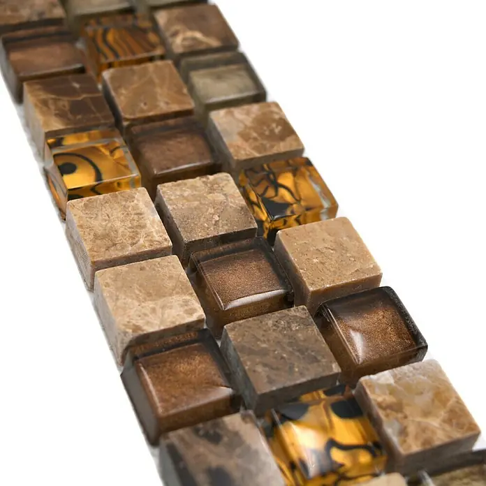 Fliesenbordüre YBO M790 - 30 x 4,8 cm, Mix Beige/Braun, Glänzend - Nahaufnahme von quadratischen Mosaikfliesen in Braun- und Goldtönen, ideal für stilvolle Wand- und Bodengestaltungen im Innenbereich.