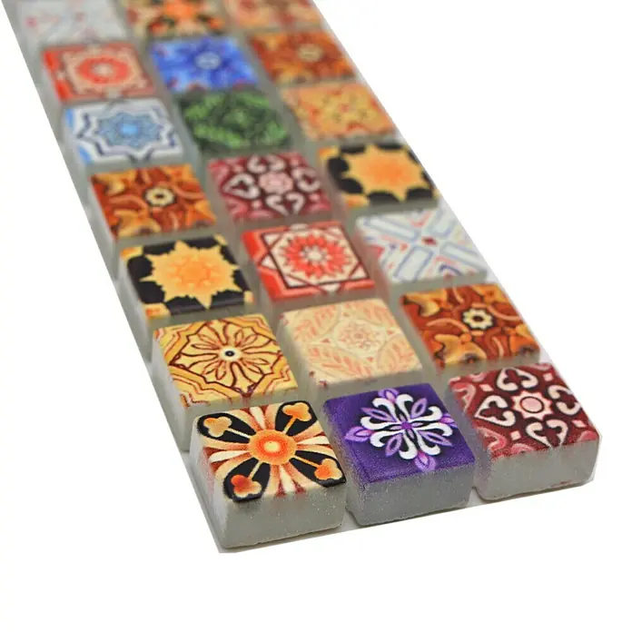 Fliesenbordüre YBO RB83 - 30 x 4,8 cm, Bunt, Glänzend - Nahaufnahme eines Mosaikfliesen-Musters mit farbenfrohen, dekorativen Designs, die ein vielseitiges Dekorstück zeigen.