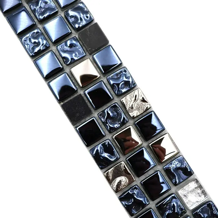 Fliesenbordüre YBO M660 - 30 x 4,8 cm, Mix Schwarz/Silber, Glänzend - Nahaufnahme einer Mosaikfliese mit blauen, schwarzen und goldenen Farbtönen, ideal für Wand- und Bodenverkleidungen.
