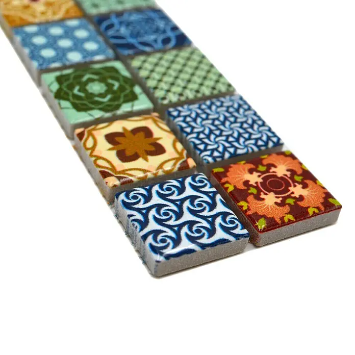 Fliesenbordüre YBO RETRO - 4,8 x 30 cm, Bunt, Matt - Nahaufnahme einer Reihe dekorativer Fliesen mit bunten Mustern, die eine charmante Ästhetik für jeden Raum bieten.