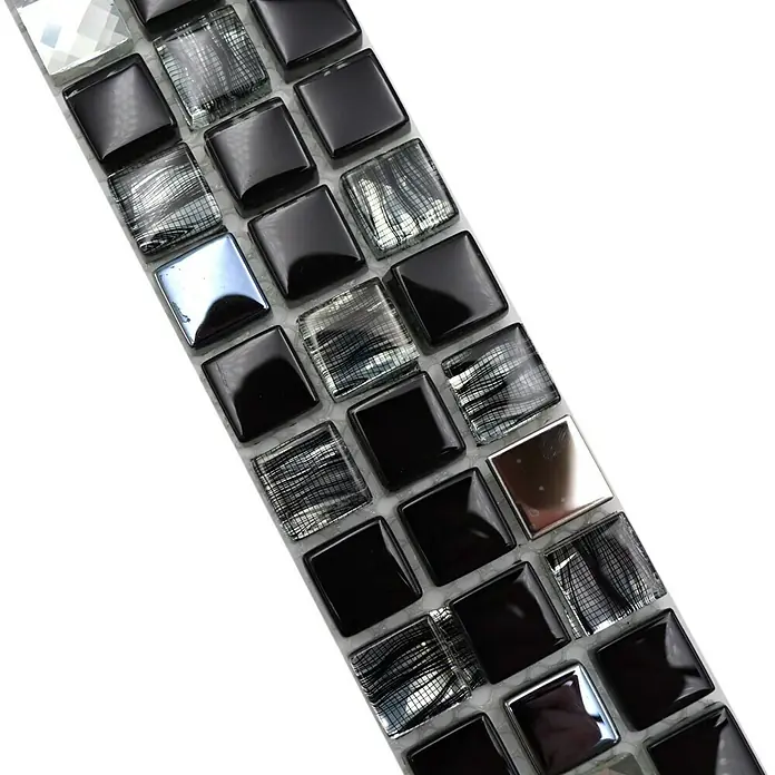 Fliesenbordüre YBO M780 - 30 x 4,8 cm, Mix Schwarz, Glänzend - Nahaufnahme einer dekorativen Fliesenbordüre in Schwarz- und Silbertönen, ideal für moderne Raumgestaltungen.