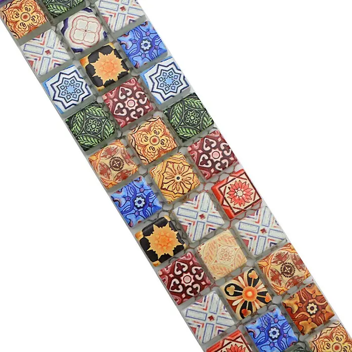 Fliesenbordüre YBO RB83 - 30 x 4,8 cm, Bunt, Glänzend - Nahaufnahme eines Mosaikfliesenstreifens mit bunten Mustern.
