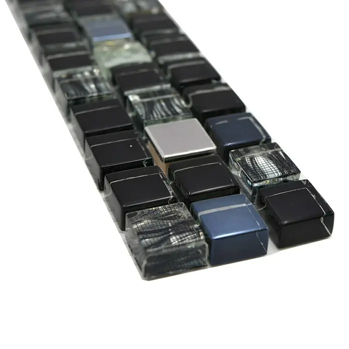Fliesenbordüre YBO M780 - 30 x 4,8 cm, Mix Schwarz, Glänzend - Quadratische Mosaikfliesen in Schwarz-, Silber- und Blautönen, ideal für eine moderne Wandgestaltung im Innenbereich.