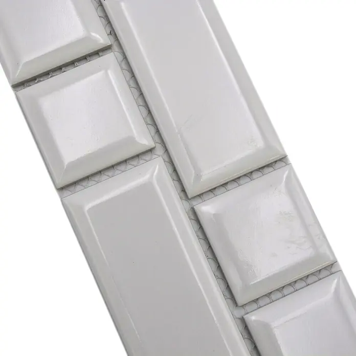 Fliesenbordüre Uni YBO M06PM - 4,5 x 29,4 cm, Weiß, Glänzend - Nahaufnahme von glänzenden, weißen Keramikfliesen mit erhabener Oberfläche, ideal für stilvolle Wandgestaltungen.