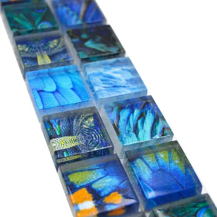 Fliesenbordüre Wildlife YBO WL74 - 29,8 x 4,8 cm, Blau, Glänzend - Quadratische Mosaikfliesen mit blauem Schmetterlingsflügelmuster für kreative Wand- und Bodenprojekte.