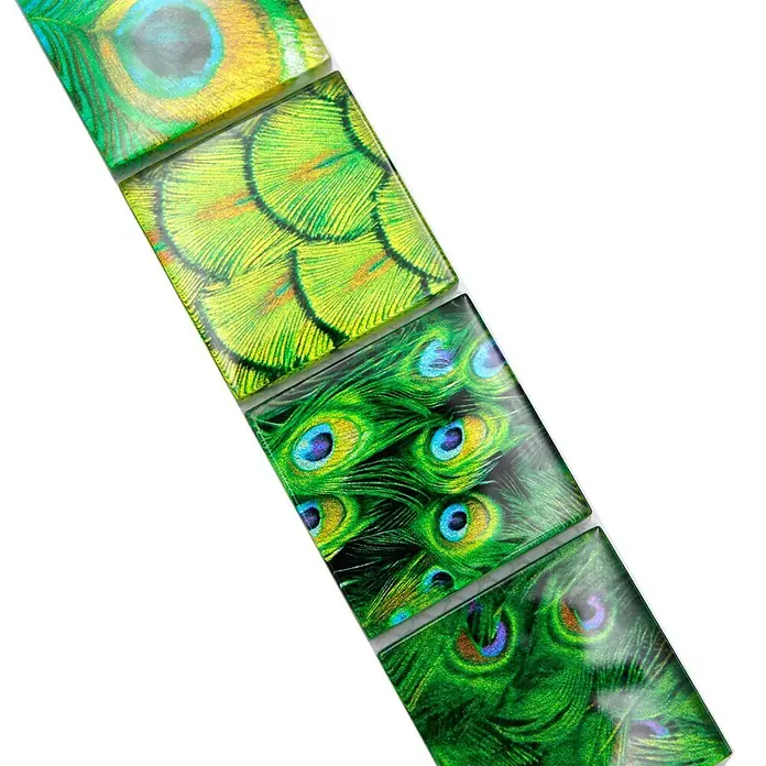 Fliesenbordüre Wildlife YBO WL88 - 29,8 x 4,8 cm, Grün, Glänzend - Quadratische Glasfliesen mit Pfauenfederdesign in Gelb- und Grüntönen, die eine lebendige und künstlerische Note verleihen.