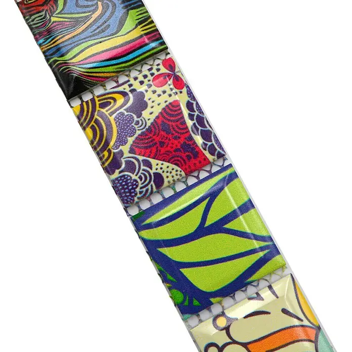 Fliesenbordüre YBO POP - 4,5 x 28,8 cm, Bunt, Glänzend - Detailansicht eines bunten Mosaikstreifens mit verschiedenen Mustern und Farben, perfekt für kreative Wandgestaltungen und Kunstprojekte.