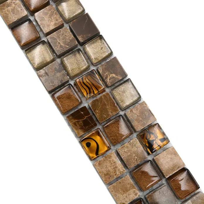 Fliesenbordüre YBO M790 - 30 x 4,8 cm, Mix Beige/Braun, Glänzend - Nahaufnahme von quadratischen Mosaikfliesen in verschiedenen Braun- und Beigetönen mit einigen dekorativen Elementen.
