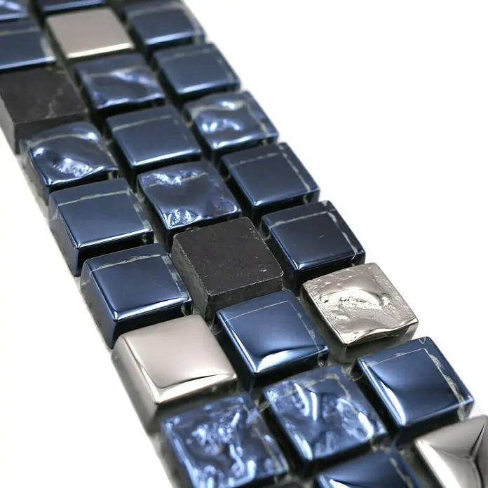 Fliesenbordüre YBO M660 - 30 x 4,8 cm, Mix Schwarz/Silber, Glänzend - Nahaufnahme von quadratischen Mosaikfliesen in Blau- und Silbertönen, die ein elegantes und modernes Design für Badezimmer oder Küchenrückwände bieten.